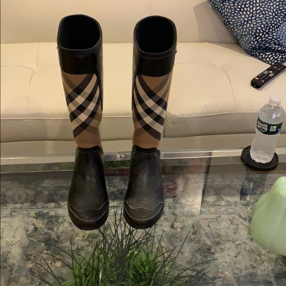 Burberry rain boots - Picture 2 of 8